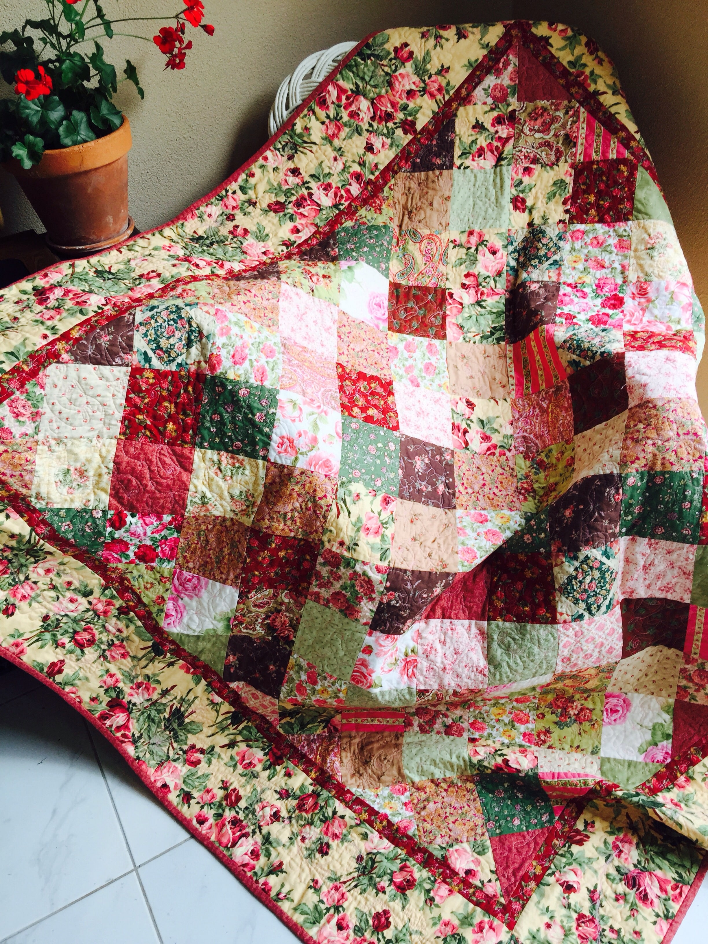 susie-s-roses-romance-quilt-and-free-pattern-susies-scraps