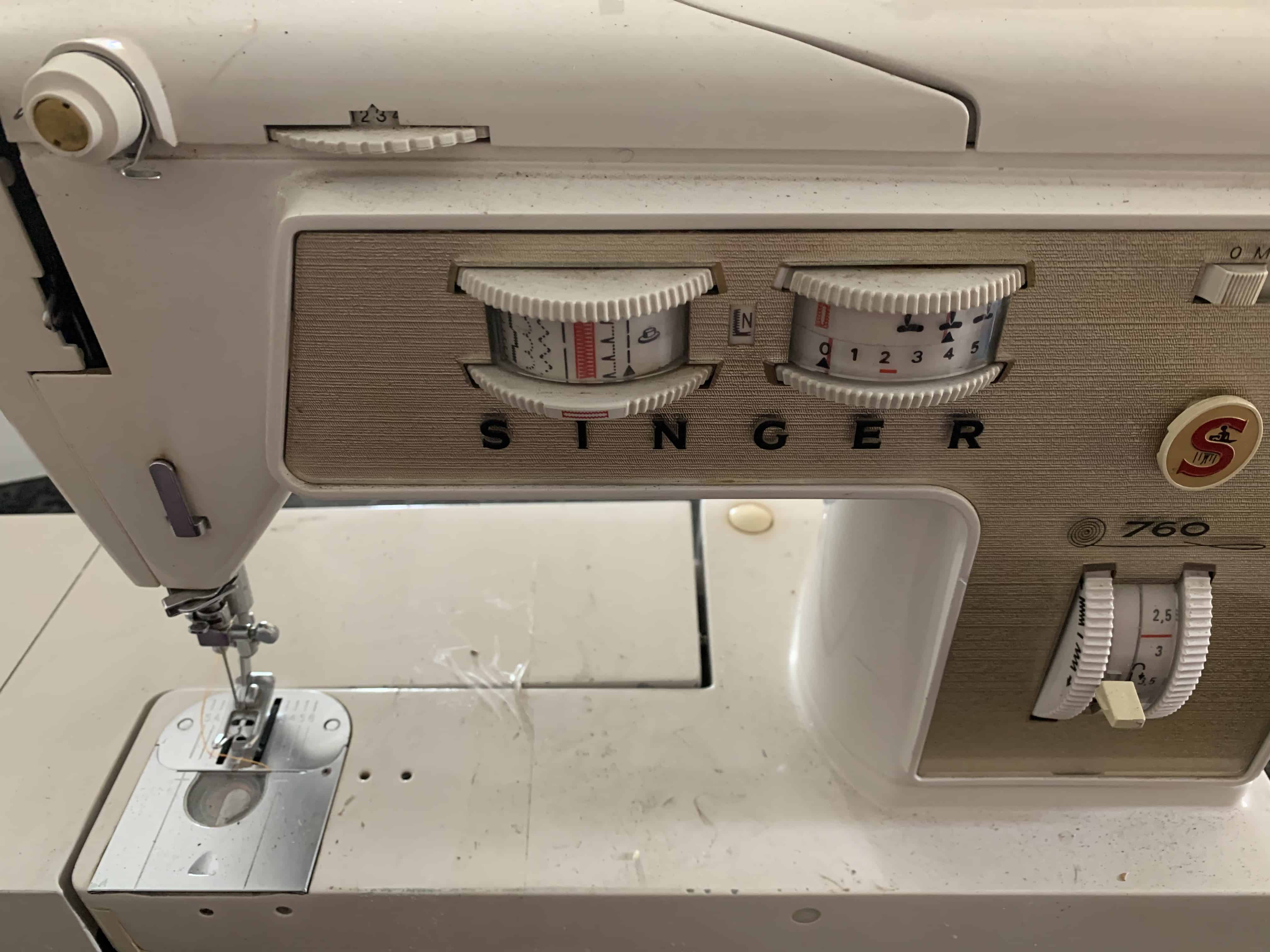 Which way round does the needle go in a vintage Singer sewing machine?