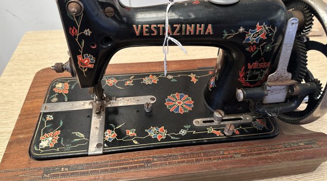 Vestazinha Little Vesta Saxonia Sewing Machine Circa 1940